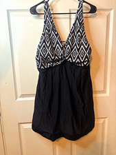 Women  s Plus 3XL Black/White Geometric One Piece Swimsuit w/attached skirt