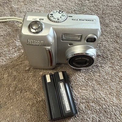 Nikon COOLPIX 775 2.1MP Digital Camera - Silver
