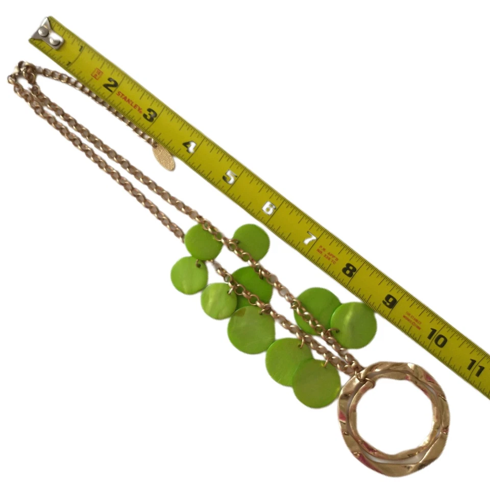 Collar llamativo iridiscente Y2K conchas gruesas discos verdes tono dorado costero Foto 4 de 4