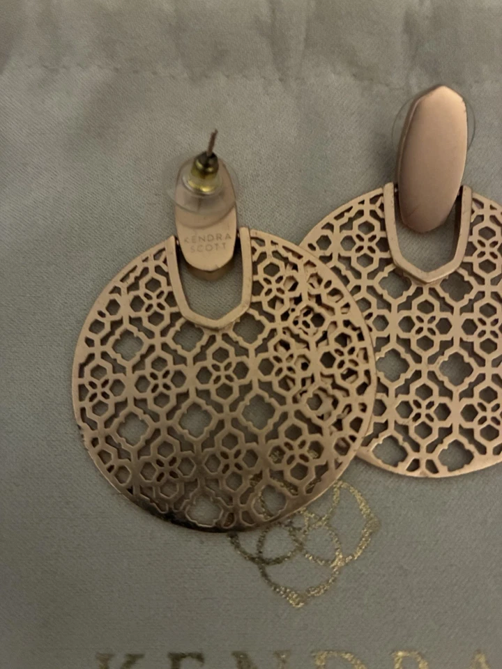 Pendientes Kendra Scott Didi de oro rosa en filigrana de oro rosa. Minorista $85 Foto 2 de 3