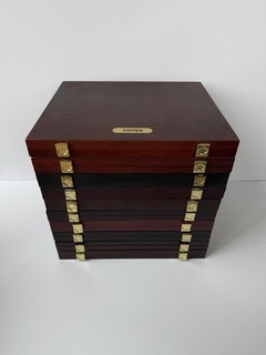 10 Holzkassetten zur Unterbringung von großen Münzen