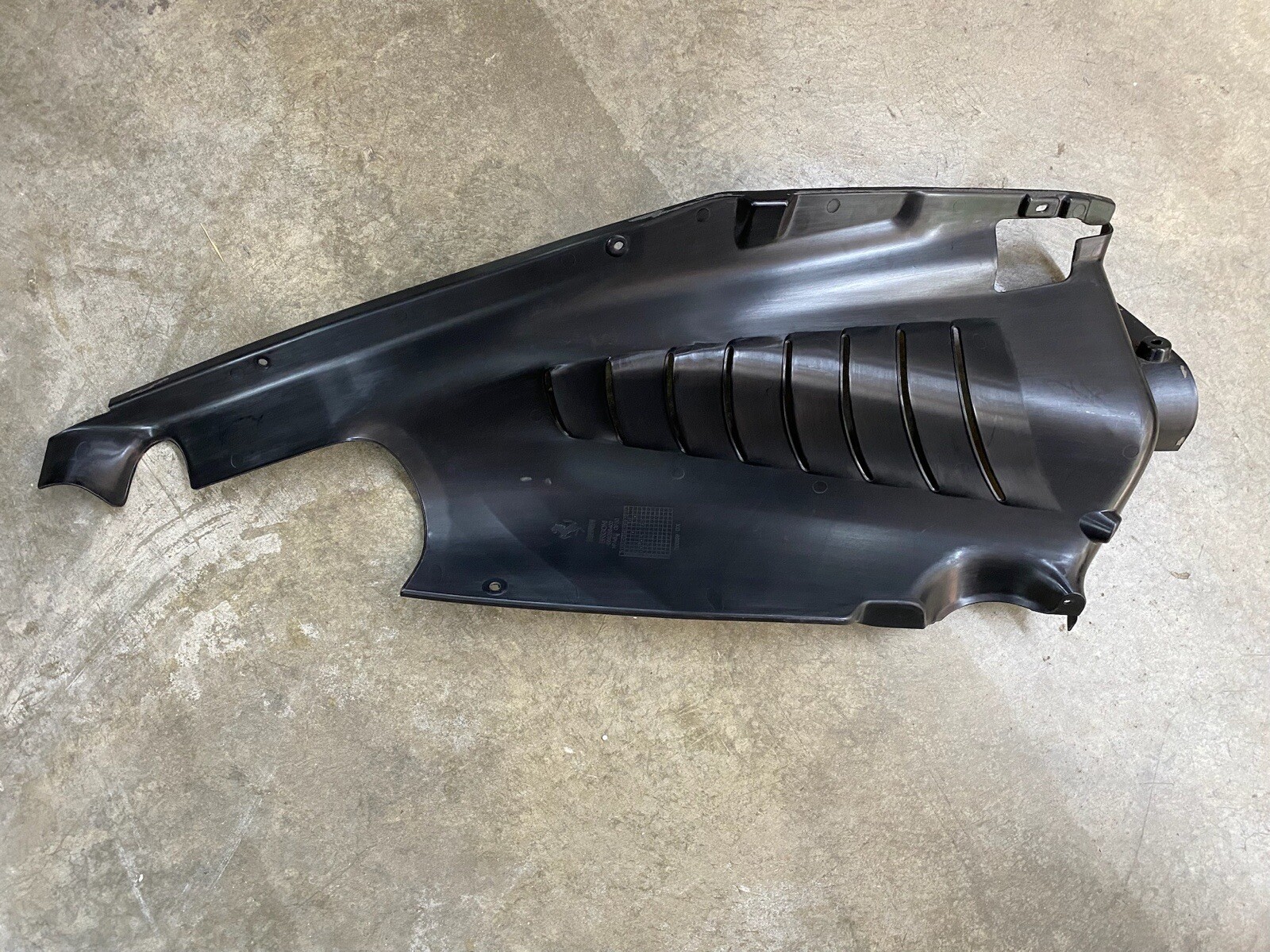 GENUINE FERRARI 488 GTB PASSENGER REAR ENGINE BAY COVER PANEL TRIM VENT 86258400