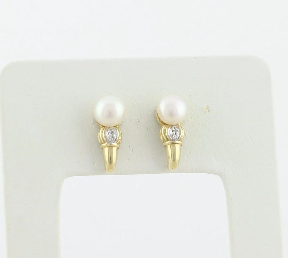 Pendientes de aro de diamantes y perlas de oro amarillo de 10k 5/8" x 1/4" Foto 4 de 4