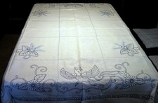 Antike, wundersch&ouml;ne Leinen-Tischdecke mit blauer Stickerei in Handarbeit