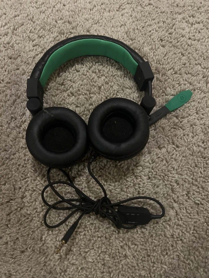Auriculares para juegos con cable 3A DreamGEAR GRX-340 para Xbox One negros y verdes Foto 2 de 3
