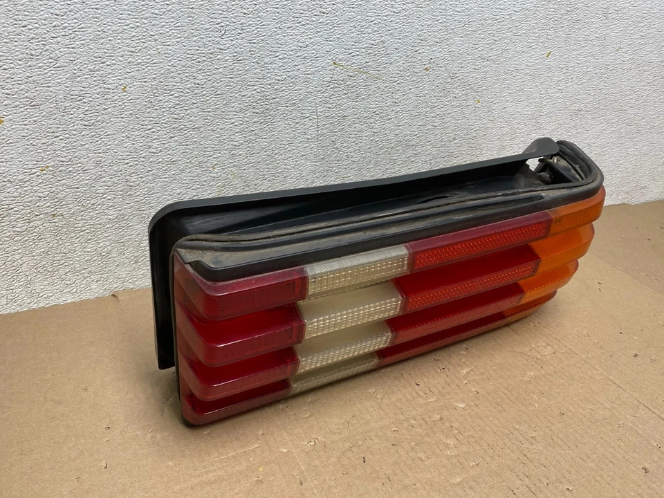 Luz trasera lateral del pasajero derecho Mercedes-Benz W126 1986 a 1991 OEM L3160 DW Foto 3 de 4