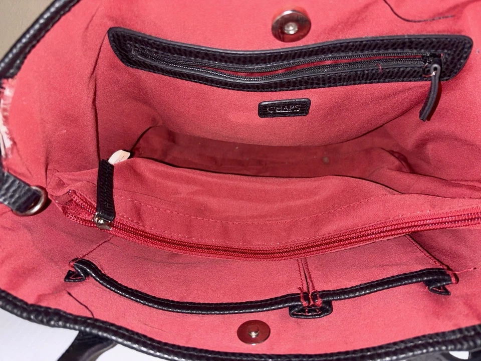 Cartera de Mano CHAPS Mediana Blanca y Negra a Cuadros con Forro Rojo Usada en Excelente Condición Foto 2 de 4