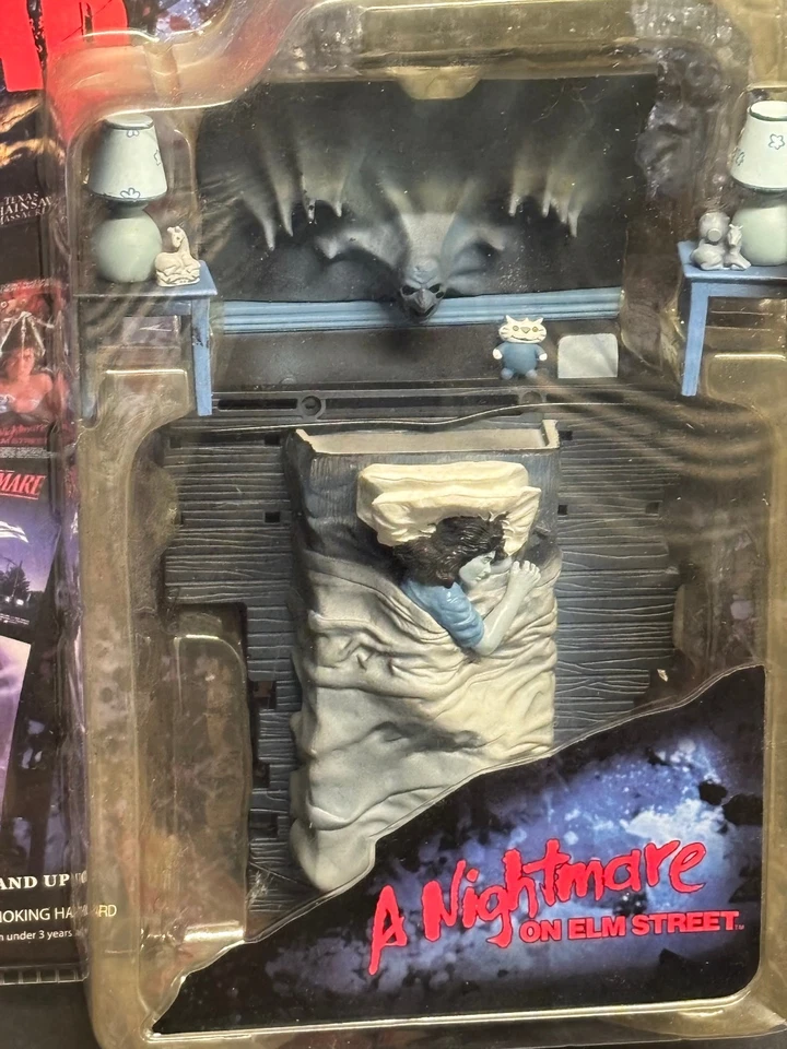 Figura Mezco Toyz Pesadilla en Elm Street Color Limitado Cinema of Fear Series Foto 2 de 4