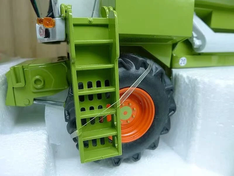 Claas Dominator 88 MAXI Combine Harvester Farm Vehicle Model, France REP 1:32 - Image 2 of 4