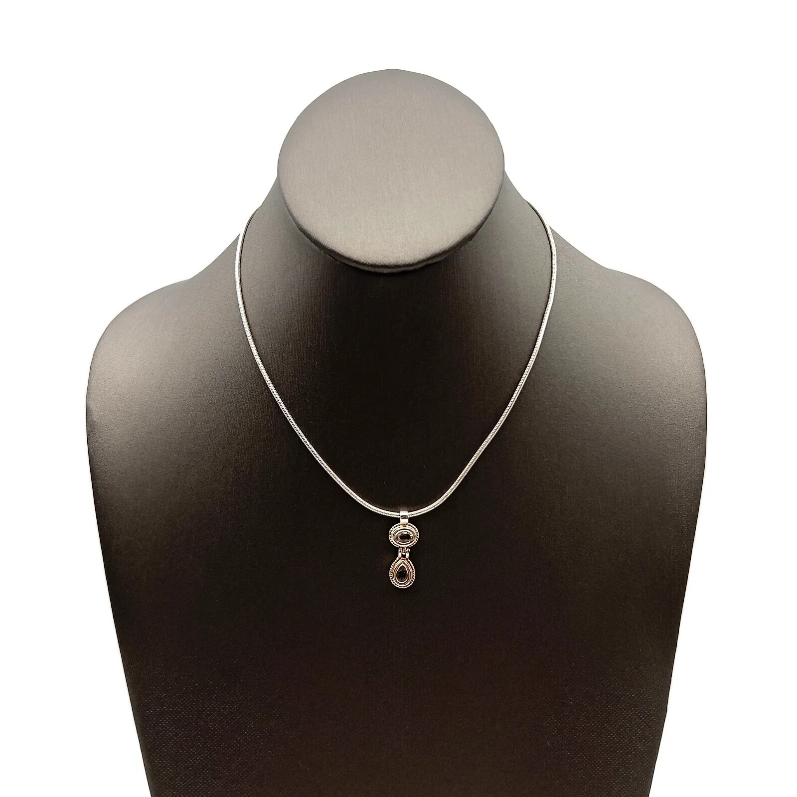 VETEMENTS Collana con ciondolo moda Vera Bradley tono argento ovale e cristallo a goccia