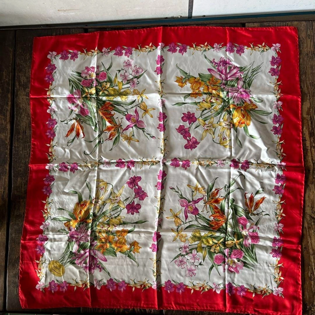 Foulard Gucci rouge flore 86 cm × 83,5 cm de large du Japon