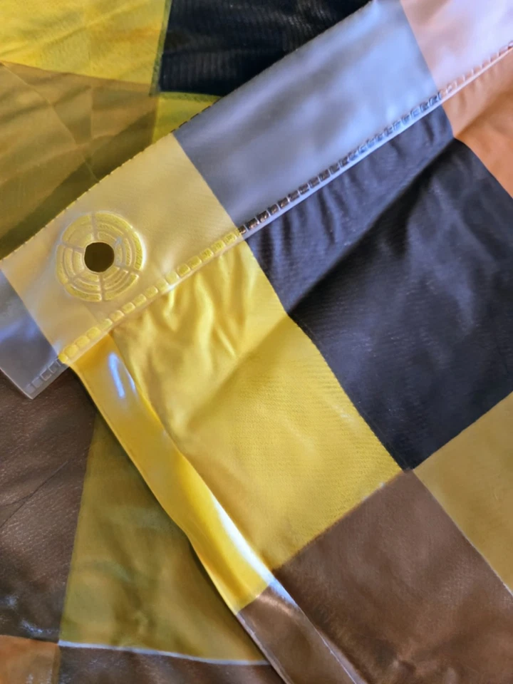 CORTINA DE DUCHA VINTAGE AÑOS 70 NARANJA AMARILLO Y MARRÓN A CUADROS VINILO Y ANILLOS TRANSPARENTES MCM Foto 3 de 4