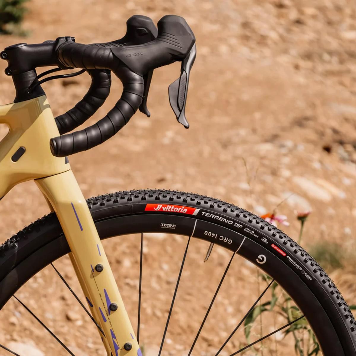 Pneu gravel 700x45 Vittoria pour rouler sereinement sur chemins et asphaltes