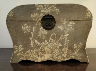 Vintage Holzkiste/Schatulle tapeziert mit Toile de Jouy Design & Metallverschluss 