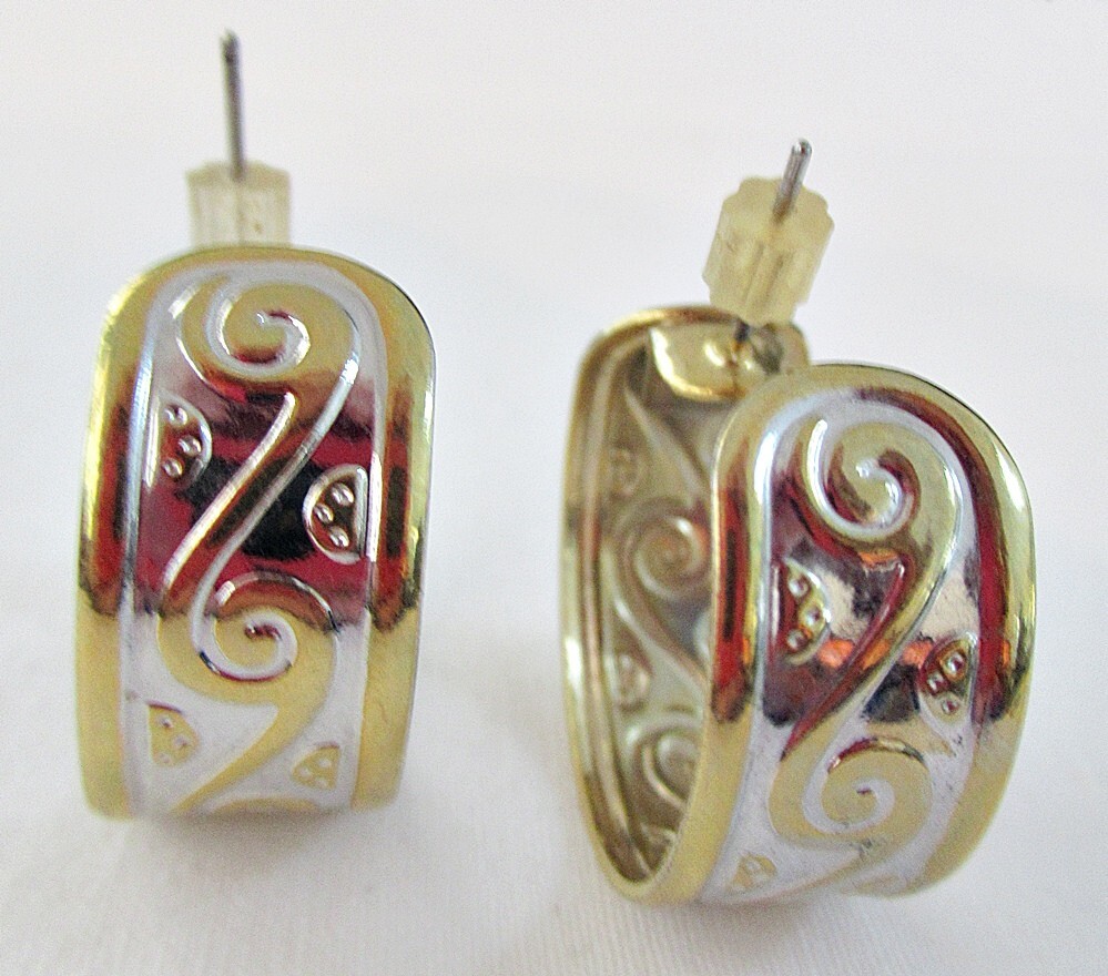 08 Earring #526 Vintage Loop Gold Silvertone Design pole/stick/stud