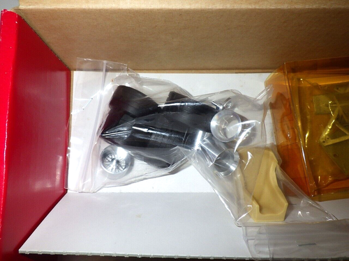 Studio 27 Ferrari F300 BS TEST in SUZUKA 1998 1/20 scale resin kit unassembled - Picture 7 of 24