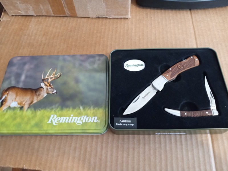 Remington   special edition knife and tin set