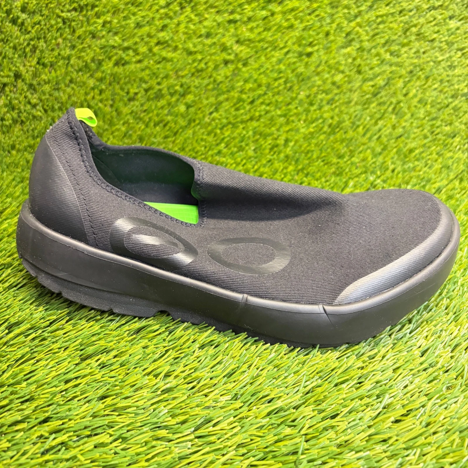 OOFOS OOmg EeZee Low Mens Size 9.5 Black Casual Walking Slip On Recovery Shoes
