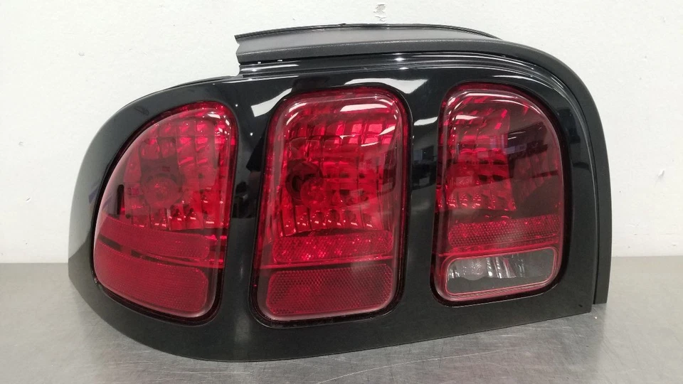 FORD MUSTANG SVT COBRA 98 LUZ TRASERA IZQUIERDA CONDUCTOR NEGRO Foto 2 de 4