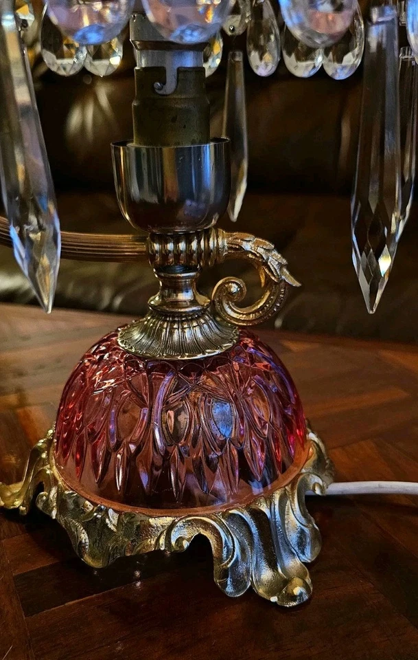 Antigua lámpara de escritorio francesa de los años 50 con base de latón y pantalla de cristal rosa Foto 3 de 4