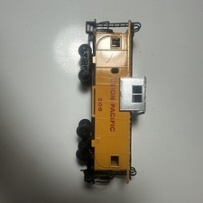 Bachmann: Union Pacific UP 206 Wide-Vision Caboose, Yellow, Vintage HO Scale