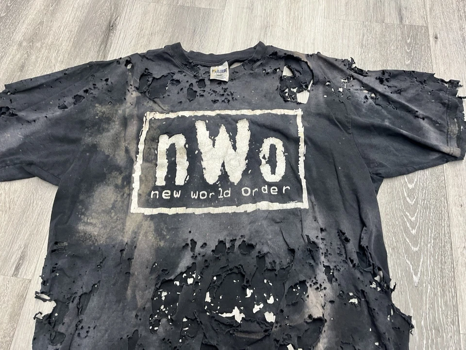 Camiseta Preta Vintage Anos 90 Nova Ordem Mundial Thrashed Tamanho XL - Imagem 3 de 4