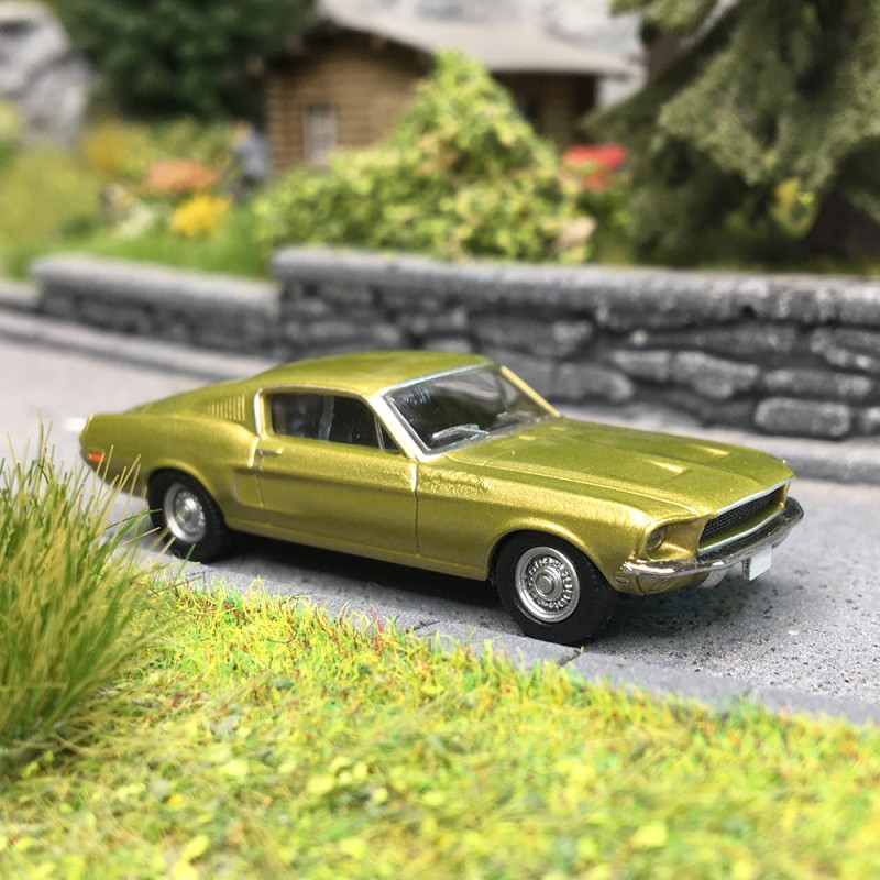 Ford Mustang 1968 or métallisé Brekina 19609 nostalgie américaine HO