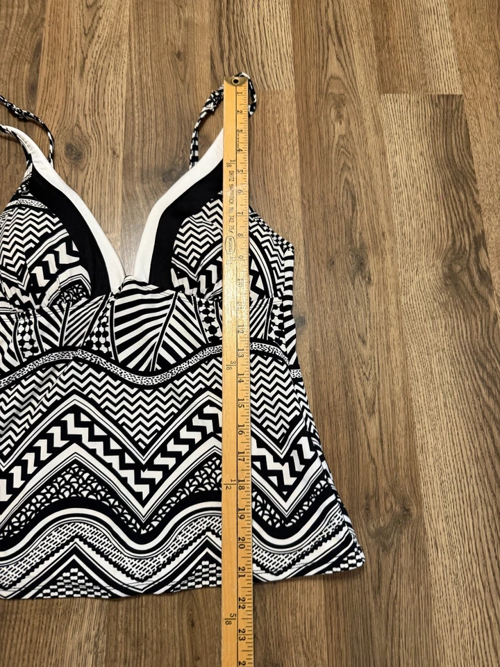 Top de traje de baño Kenneth Cole, para mujer talla 34B/C, negro blanco, estampado integral Foto 4 de 4