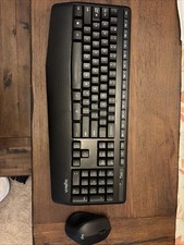 Logitech MK345 Wireless Combo Full-Sized Keyboard with Palm Rest Mouse Black