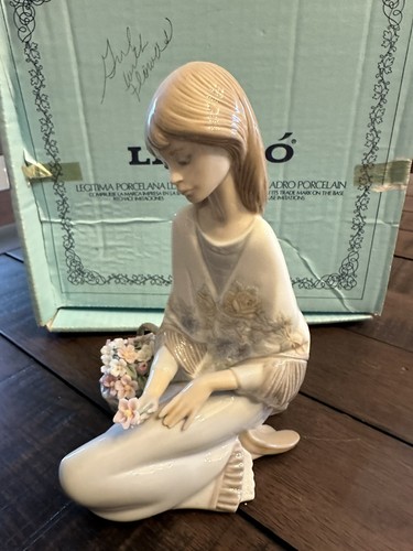 Lladro Retired "Flower Song" Figur #7607 in Box 1988 Collectors Society Piece - Bild 2 von 7