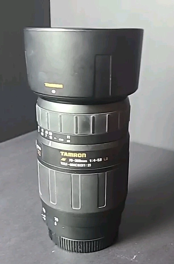 Lente negra Tamron AF 70-300 mm Telemacro 1:2 1:4-5,6 LD Foto 4 de 4