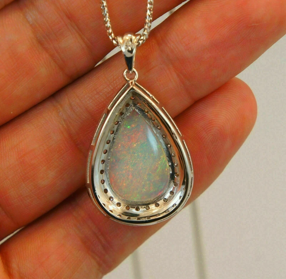 Colgante de halo de ópalo de fuego simulado corte pera de 3 quilates enchapado en oro blanco de 14 quilates cadena gratis Foto 3 de 4