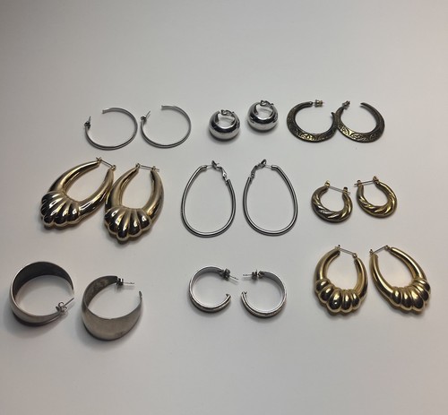 9 Pair Fashion Hoop Earrings Estate Jewelry Silver & Gold Tones Nice Collection