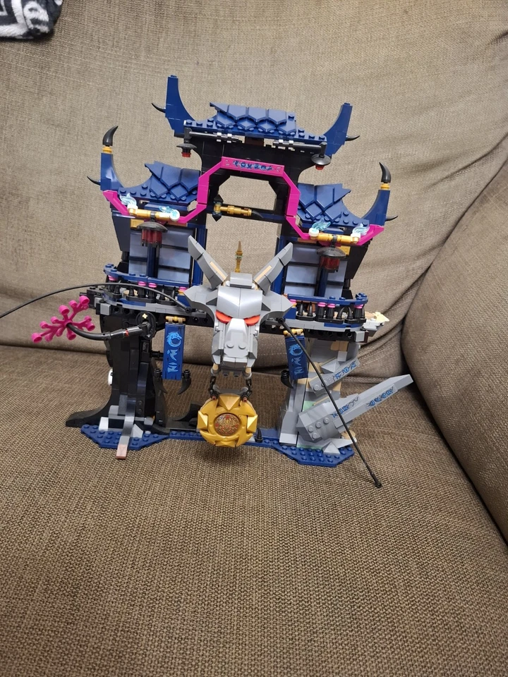 LEGO Ninjago 71813 Wolf Mask Shadow Dojo, photo 1 of 2