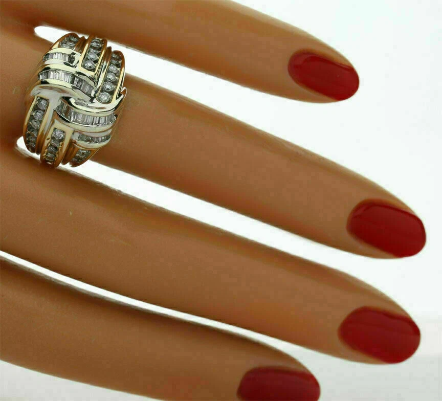 Anillo de compromiso redondo de 2 quilates con racimo de diamantes creado en laboratorio baguette acabado en oro de 14 k Foto 4 de 4