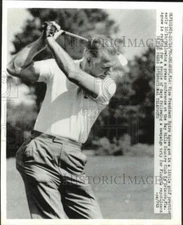 1970 Press Photo Spiro Agnew practices golf at country club in Orlando, Florida
