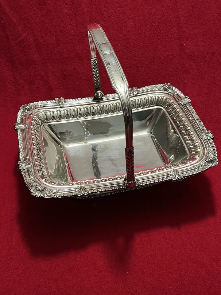 Cesta grande para pasteles George III Old Sheffield enchapada con mango con borde de carcasa C.1810s Foto 2 de 4