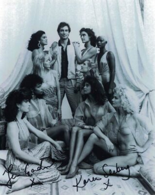 Harem Girls in The Living Daylights signiert x 2 handsigniert 10 x 8 Foto