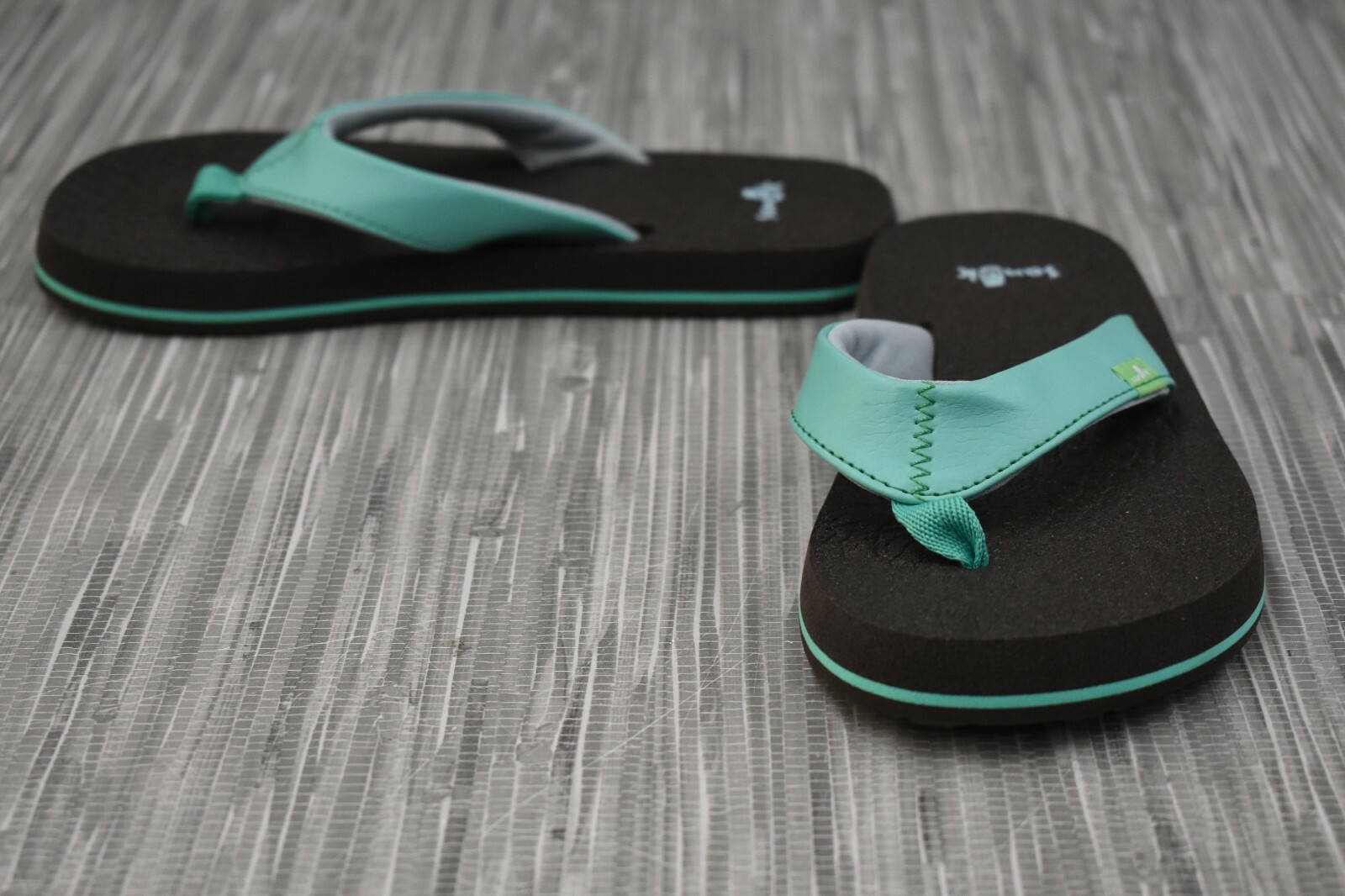sanuk kids flip flops