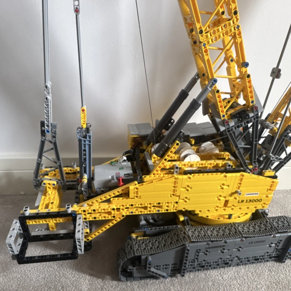 LEGO TECHNIC -42146 Liebherr Crawler Crane LR 13000 part built and now rebagged, photo 3 of 5