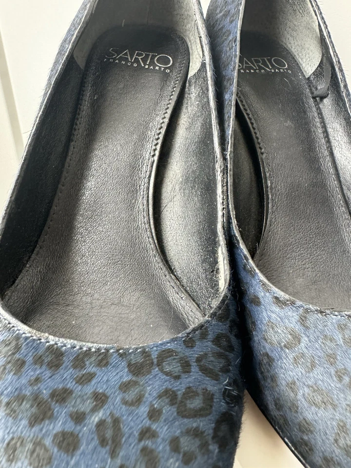 Zapatos de tacón Franco Sarto de cuero azul oscuro con estampado de leopardo de piel real para mujer” Foto 3 de 4