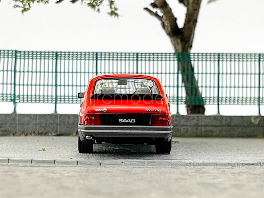 Voiture Miniature SAAB 900 Turbo Rouge – Échelle 1:64 – Tarmac Works – Neuf Sous Emballage