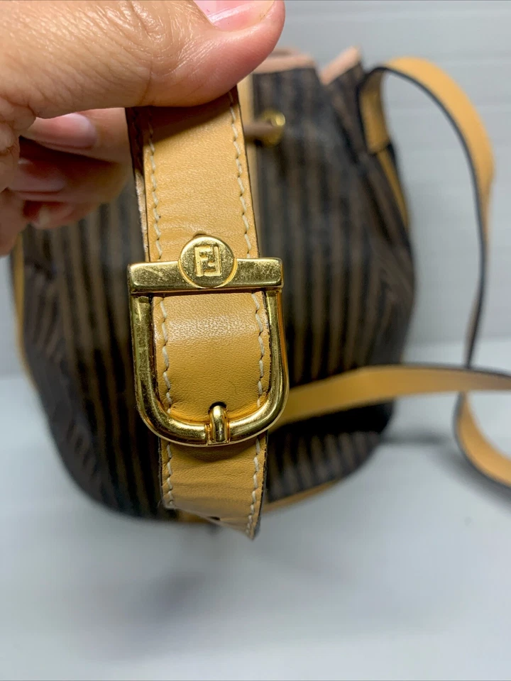 Autêntica bolsa tiracolo vintage Fendi Pequin balde de couro médio - Imagem 4 de 4