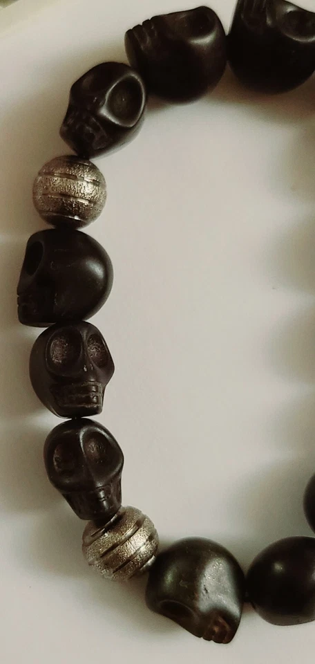 Pulsera elástica negra Haute Betts 'Misfit Skull' Foto 3 de 4