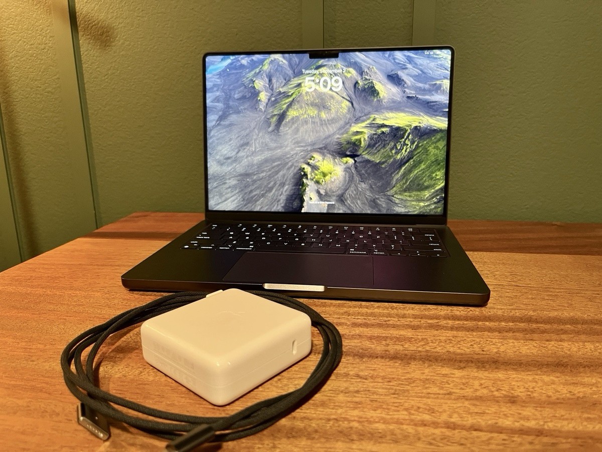Apple MacBook M3 Pro 14-inch, 1TB, 18 Cycles, AppleCare