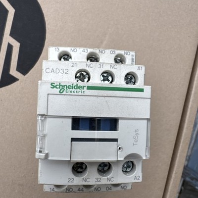 Schneider Electric CAD32 Hilfsschütz aus der TeSys D-Serie