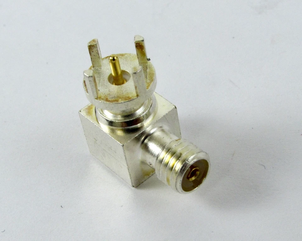 Lot of (400) AMP/ Tyco 330732 Right Angle PC Mount Mini Thread Receptacle - Image 4 of 4