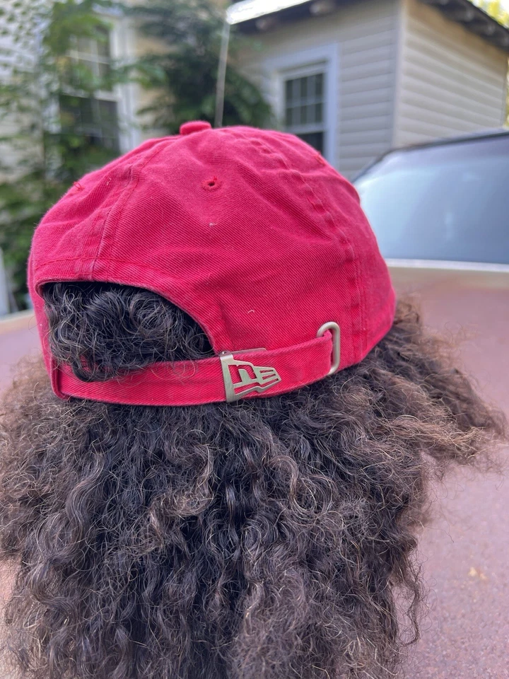 Sombrero rojo y blanco Washington Capitals New Era con firmas de jugadores Foto 3 de 4