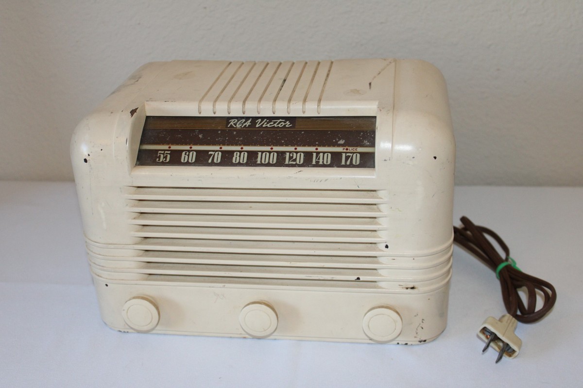 Vintage 1940-41 Cream White Bakelite RCA Victor Tube Radio 16x2