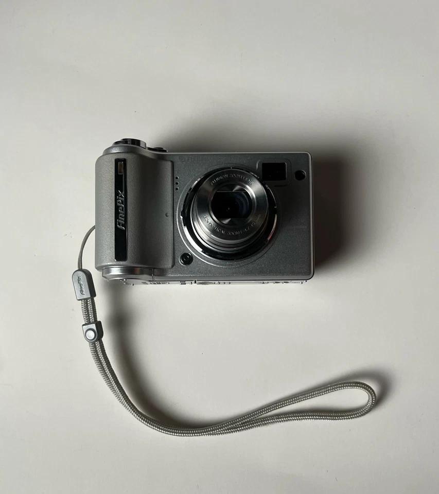 Fujifilm FinePix E550 6.3MP-4x Optical Zoom Digital Camera (No Memory Card) - Image 3 of 4